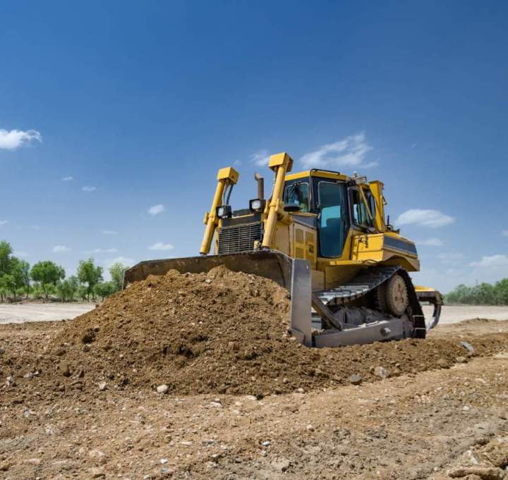 Préparation de terrain par un tracteur d'une entreprise de terrassement àBruguières